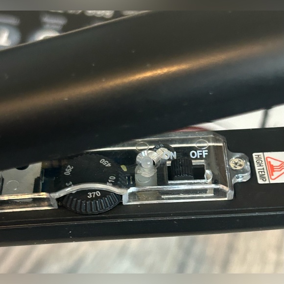 💥PRETTY IN A MINUTE 1.25” Classic Black professional flat iron hair straighten - Picture 3 of 7